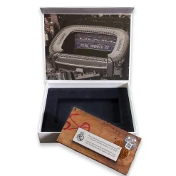 Pursuit 3 Zurück Zur Schule|Memorabilia|Santiago Bernabéu Stadion Real Madrid Stück Umkleidekabine - Braunes Teakholz