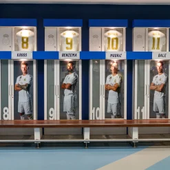 Pursuit 3 Zurück Zur Schule|Memorabilia|Santiago Bernabéu Stadion Real Madrid Stück Umkleidekabine - Braunes Teakholz