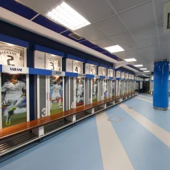 Pursuit 3 Zurück Zur Schule|Memorabilia|Santiago Bernabéu Stadion Real Madrid Stück Umkleidekabine - Braunes Teakholz