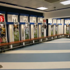 Pursuit 3 Zurück Zur Schule|Memorabilia|Santiago Bernabéu Stadion Real Madrid Stück Umkleidekabine - Braunes Teakholz