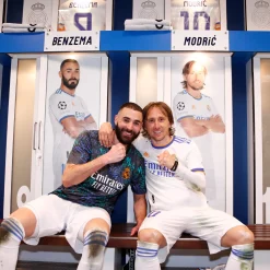 Pursuit 3 Zurück Zur Schule|Memorabilia|Santiago Bernabéu Stadion Real Madrid Stück Umkleidekabine - Braunes Teakholz