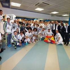 Pursuit 3 Zurück Zur Schule|Memorabilia|Santiago Bernabéu Stadion Real Madrid Stück Umkleidekabine - Braunes Teakholz