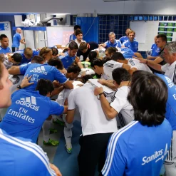 Pursuit 3 Zurück Zur Schule|Memorabilia|Santiago Bernabéu Stadion Real Madrid Stück Umkleidekabine - Braunes Teakholz